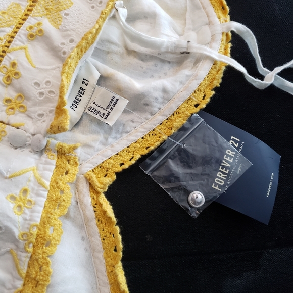 Summer Lace Crop Top - Picture 4 of 4